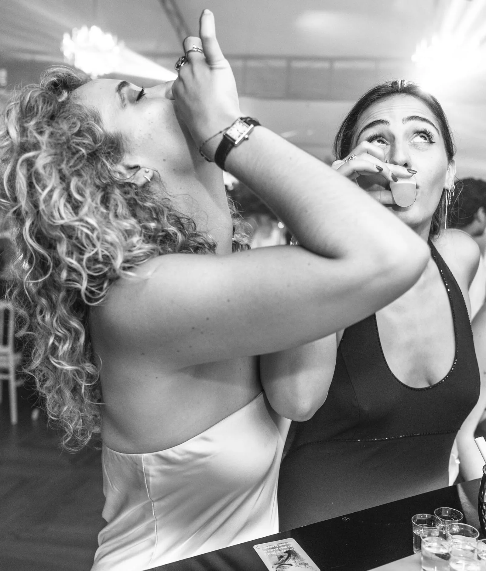 Cul sec et fous rires en noir et blanc